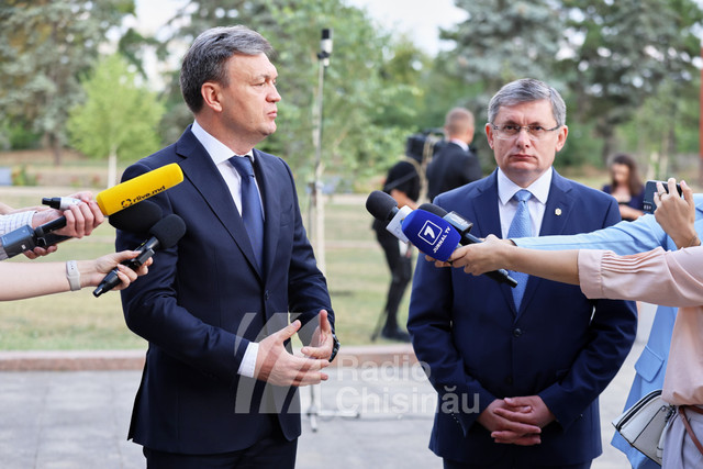 FOTO | Dorin Recean și Igor Grosu au depus flori la monumentul „Maica Îndurerată: „Să ne unim cu toții ca națiune și determinați să mergem înainte spre un viitor european”