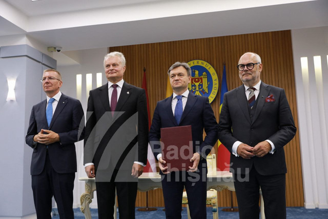 FOTO | Cei trei președinți ai țărilor baltice au semnat la Chișinău o declarație comună de susținere a aderării Republicii Moldova la UE