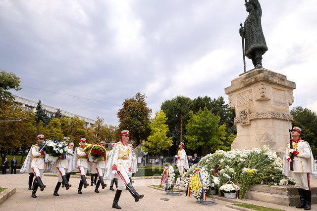 GALERIE FOTO | Președinții Lituaniei, Estoniei și Letoniei au depus flori la Monumentul lui Ștefan cel Mare și Sfânt 