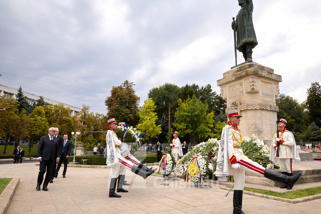 GALERIE FOTO | Președinții Lituaniei, Estoniei și Letoniei au depus flori la Monumentul lui Ștefan cel Mare și Sfânt 