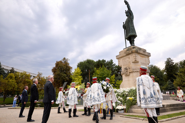 GALERIE FOTO | Președinții Lituaniei, Estoniei și Letoniei au depus flori la Monumentul lui Ștefan cel Mare și Sfânt 