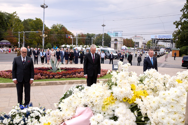 GALERIE FOTO | Președinții Lituaniei, Estoniei și Letoniei au depus flori la Monumentul lui Ștefan cel Mare și Sfânt 