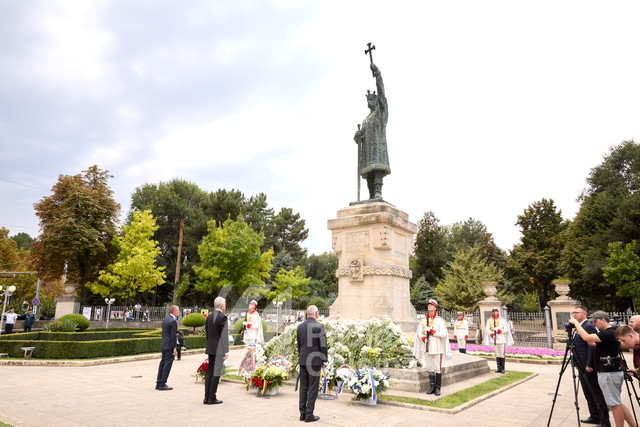 GALERIE FOTO | Președinții Lituaniei, Estoniei și Letoniei au depus flori la Monumentul lui Ștefan cel Mare și Sfânt 