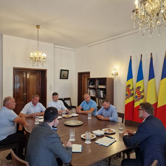 FOTO | Ambasadorul României la Chișinău a discutat cu reprezentanții de la Forța Fermierilor despre situația critică din agricultură 