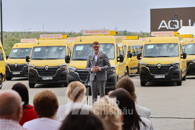 GALERIE FOTO | 40 de autobuze școlar, achiziționate cu ajutorul Guvernului României, au fost distribuite instituțiilor de învățământ din mai multe raioane ale Republicii Moldova 