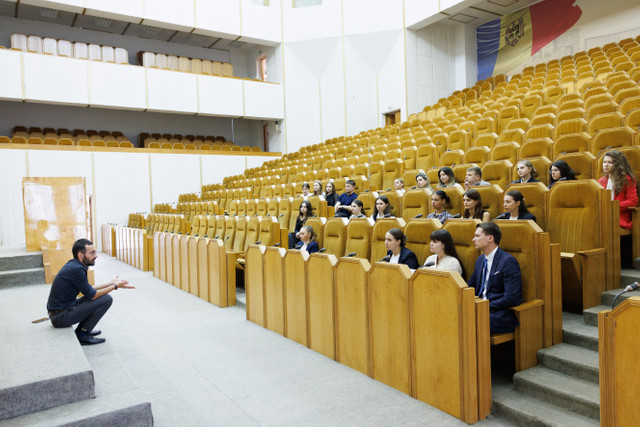 FOTO | Tinerii care au participat la Programul de stagii plătite în serviciu public au vizitat Președinția Republicii Moldova