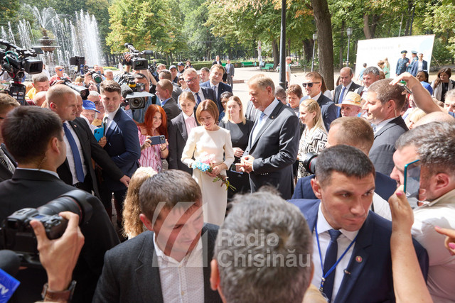 FOTO | Președinții Maia Sandu și Klaus Iohannis au depus flori la bustul poetului Mihai Eminescu de pe Aleea Clasicilor din Chișinău