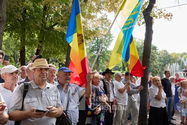 FOTO | Președinții Maia Sandu și Klaus Iohannis au depus flori la bustul poetului Mihai Eminescu de pe Aleea Clasicilor din Chișinău