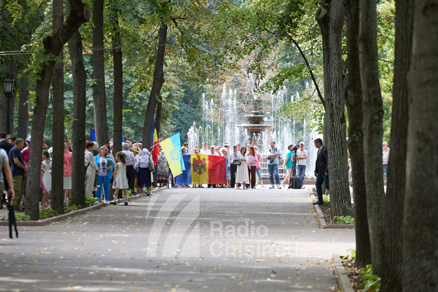 FOTO | Președinții Maia Sandu și Klaus Iohannis au depus flori la bustul poetului Mihai Eminescu de pe Aleea Clasicilor din Chișinău