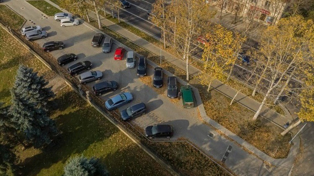 Parcările din Chișinău vor fi separate pe trei zone. Se propun tarife diferențiate și gratuități
