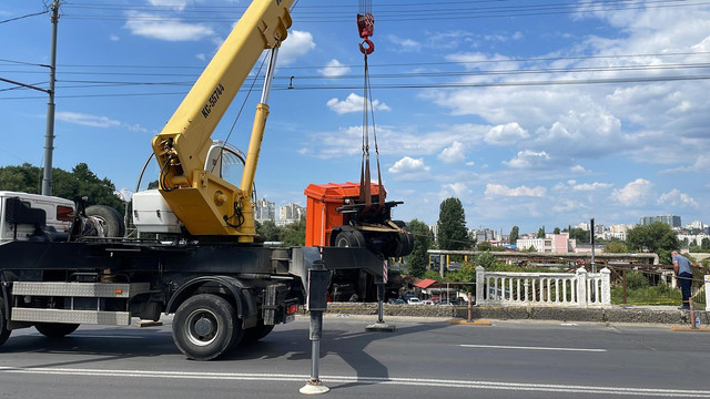 Salvatorii IGSU au intervenit pe podul de pe strada Ismail, în urma unui accident rutier