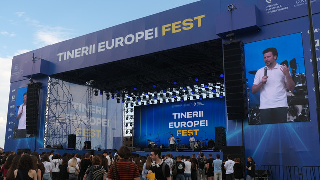 FOTO | Ziua Internațională a Tineretului a fost marcată printr-un concert la Arena Chișinău