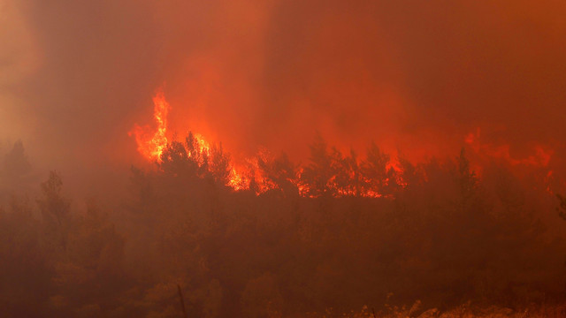 Incendii în Grecia: Turcia trimite două avioane și un elicopter