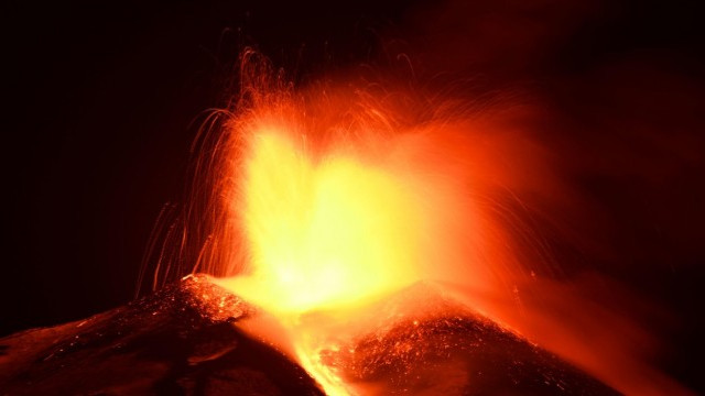 Aeroportul din Catania, închis după ce Muntele Etna a erupt peste noapte