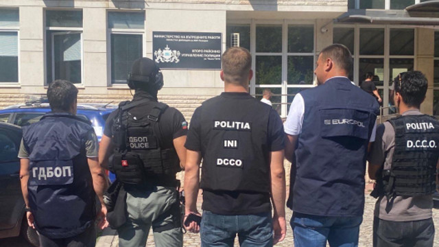 FOTO | Operațiune Europol: Membrii unui grup criminal, printre care și cetățeni ai R. Moldova, arestați pentru trafic cu migranți 