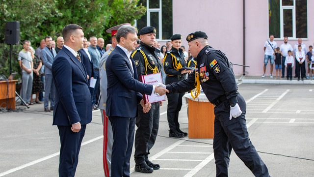 FOTO | „Sunt un model de devotament și apărare a patriei”. Prim-ministrul Dorin Recean a felicitat polițiștii Brigăzii „Fulger” cu ocazia Zilei Independenței Republicii Moldova