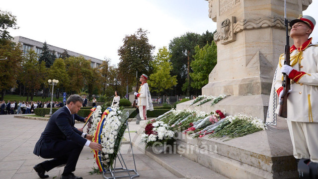 LIVE | Depuneri de flori la monumentul lui Ștefan cel Mare și Sfânt cu ocazia celei de-a 33-a aniversări a Independenței Republicii Moldova