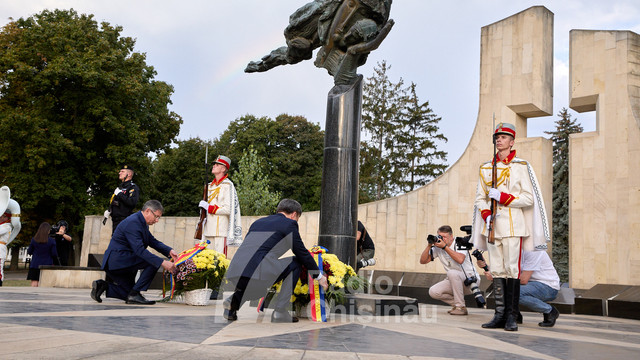 FOTO | Dorin Recean și Igor Grosu au depus flori la monumentul „Maica Îndurerată: „Să ne unim cu toții ca națiune și determinați să mergem înainte spre un viitor european”