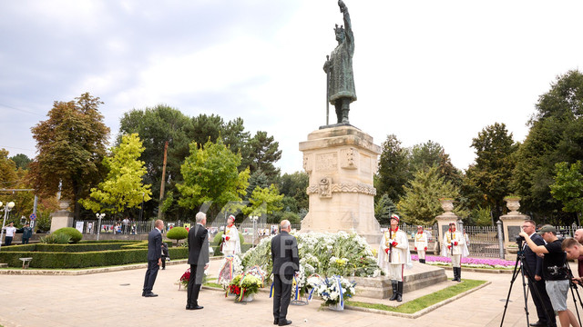 GALERIE FOTO | Președinții Lituaniei, Estoniei și Letoniei au depus flori la Monumentul lui Ștefan cel Mare și Sfânt 