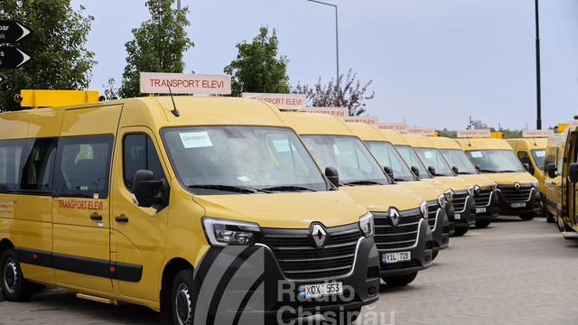 GALERIE FOTO | 40 de autobuze școlar, achiziționate cu ajutorul Guvernului României, au fost distribuite instituțiilor de învățământ din mai multe raioane ale Republicii Moldova 