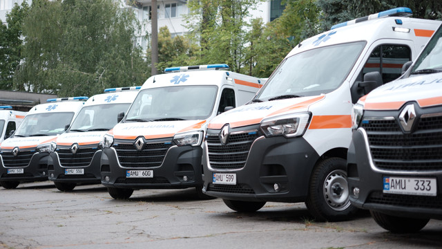 GALERIE FOTO | 41 de ambulanțe noi au fost distribuite astăzi către substațiile și punctele de asistență medicală urgentă din mai multe localități din R. Moldova