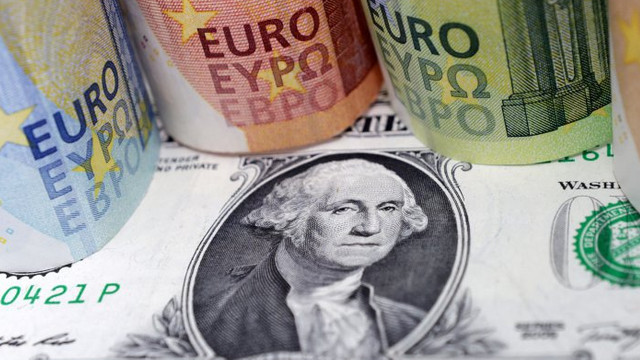 Euro și dolarul își continuă ieftinirea