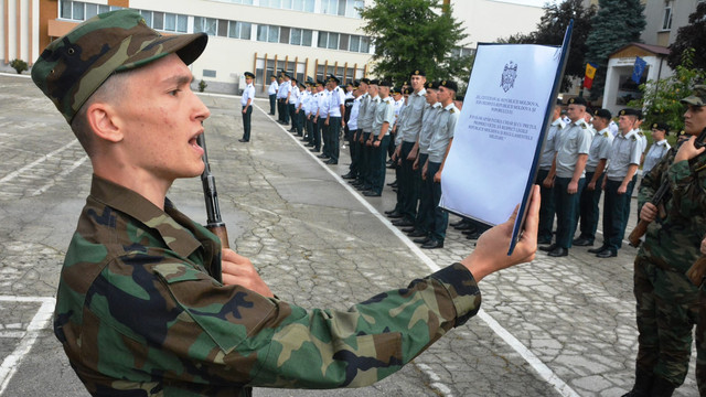 GALERIE FOTO | Studenții care au fost admiși la Academia Militară a Forțelor Armate „Alexandru cel Bun” au depus jurământul 