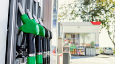 O nouă zi cu scăderi semnificative ale prețurilor la carburanții auto. Benzina va costa sub 23 lei/litru, în weekend