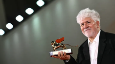 Pedro Almodovar câștigă, cu primul său film în limba engleză, Leul de Aur la Festivalul de la Veneția