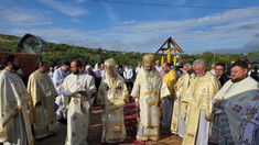 FOTO | La slujba de sfințire a bisericii din satul Răzălăi, Arhiepiscopul Dunării de Jos a dăruit copiilor 100 de ghiozdane cu rechizite școlare 