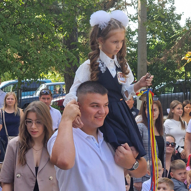 FOTO | Ambasadorul României, Cristian-Leon Țurcanu, a donat cărți bibliotecii Liceului Teoretic ”Ștefan cel Mare și Sfânt