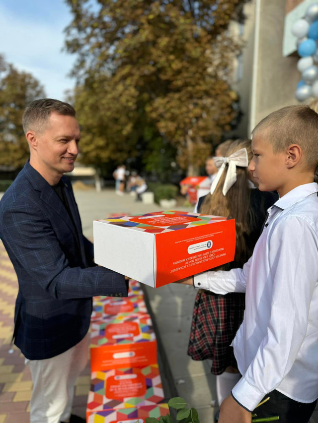 Elevii din Negureni și Ștefănești au primit rechizite în prima zi de școală, în cadrul unui proiect al DRRM