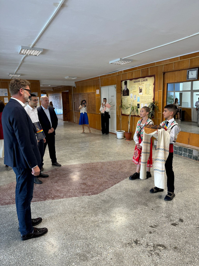 FOTO | Deschidere de an școlar la Liceul Mihail Ceachir din Ceadir-Lunga. Ambasadorul României, Cristian-Leon Țurcanu, a mers cu o donație de rechizite și cărți pentru elevii clasei a V-a de limba română