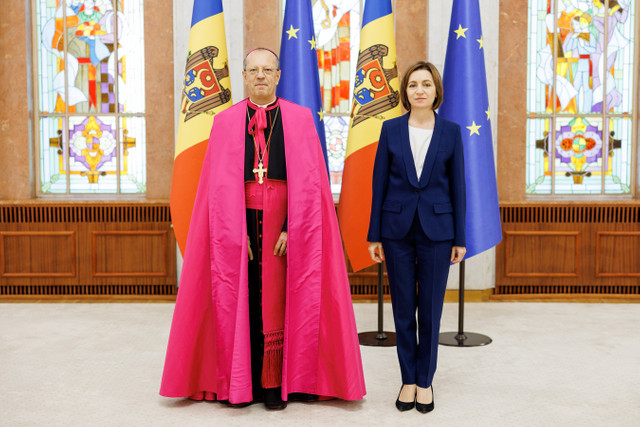 FOTO | Maia Sandu a primit scrisorile de acreditare din partea a doi noi ambasadori în Republica Moldova