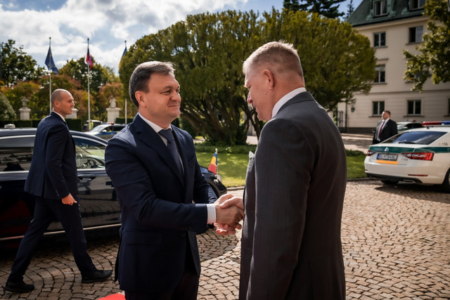 FOTO | Dorin Recean s-a întâlnit cu premierul Slovaciei, Robert Fico: „Nu există o soluție mai bună decât să fiți membri ai Uniunii Europene”