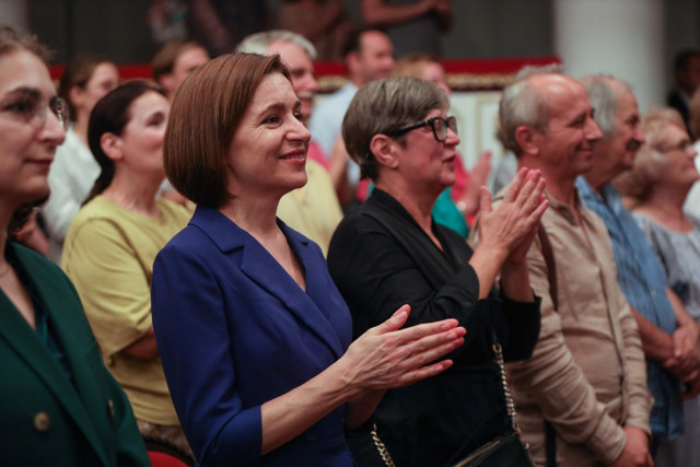 FOTO | Doi actori celebri de la București au primit Ordinul de Onoare din partea Maiei Sandu, pe scena teatrului „Mihai Eminescu” din Chișinău