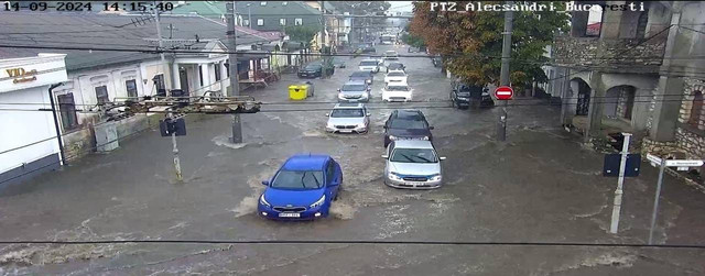 VIDEO | O stradă din Chișinău a fost inundată după ce râul Bâc a ieșit din albie, iar două tinere au fost aruncate de șuvoaie sub roțile unei mașini
