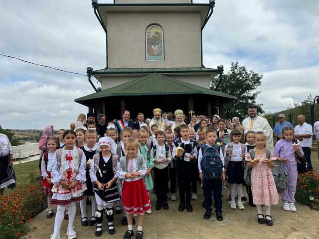 FOTO | La slujba de sfințire a bisericii din satul Răzălăi, Arhiepiscopul Dunării de Jos a dăruit copiilor 100 de ghiozdane cu rechizite școlare 