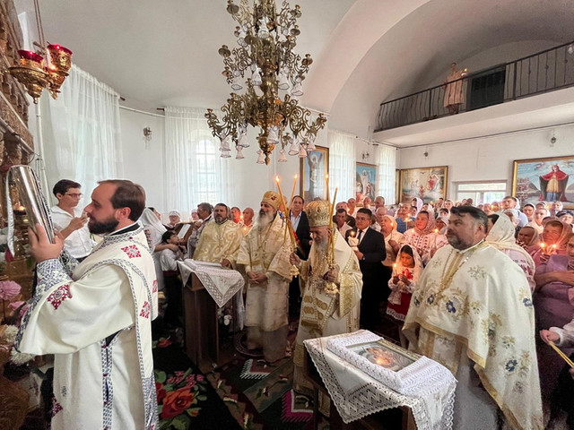 FOTO | La slujba de sfințire a bisericii din satul Răzălăi, Arhiepiscopul Dunării de Jos a dăruit copiilor 100 de ghiozdane cu rechizite școlare 