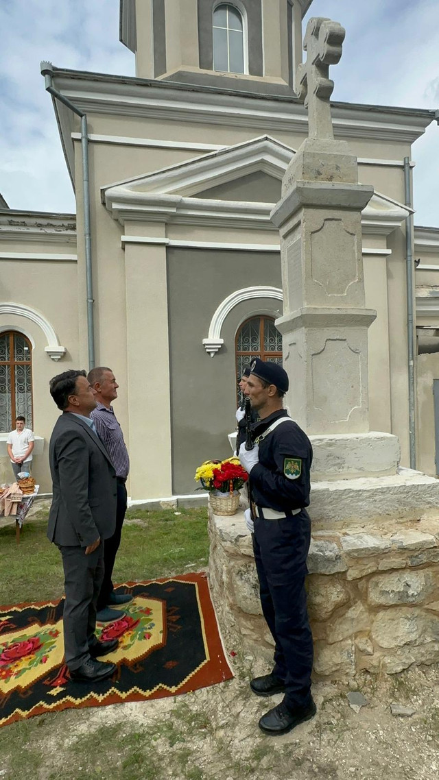 FOTO | În raionul Rezina a fost inaugurat monumentul grănicerului român Toader Crăciun, persecutat de bolșevici