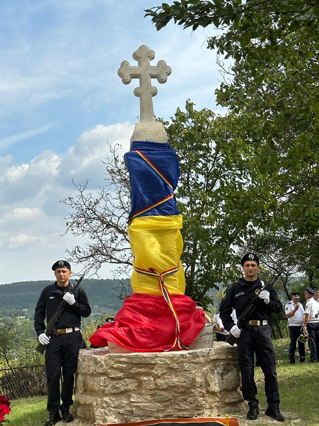 FOTO | În raionul Rezina a fost inaugurat monumentul grănicerului român Toader Crăciun, persecutat de bolșevici