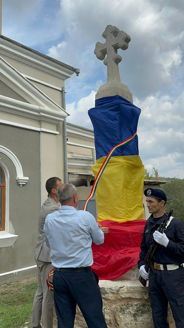 FOTO | În raionul Rezina a fost inaugurat monumentul grănicerului român Toader Crăciun, persecutat de bolșevici