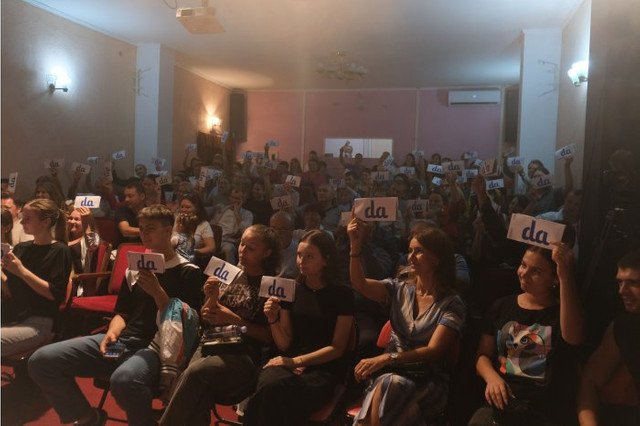 FOTO | „Un loc sub soare”, spectacol al Teatrului din Cahul, parte a proiectului USAID pentru democrație care inspiră și implică