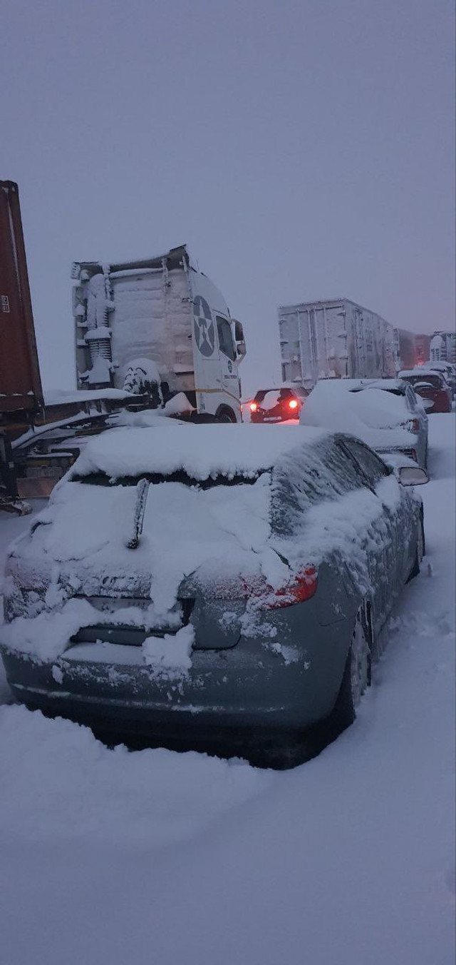 FOTO | Africa de Sud, blocată de zăpezi de până la 2 metri. O femeie a murit de frig