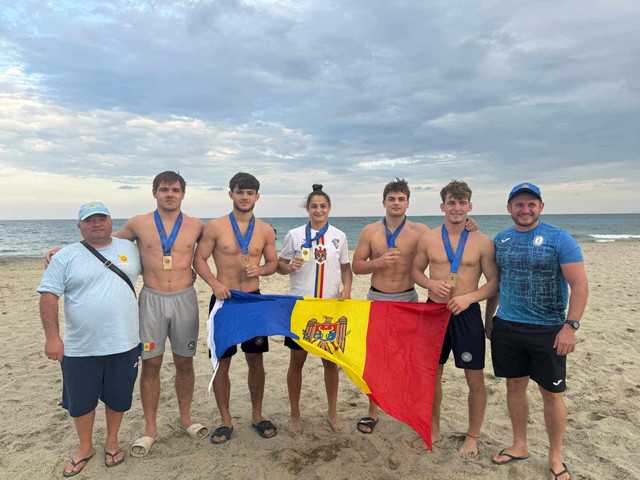 GALERIE FOTO | Doi luptători de stil liber din Republica Moldova au devenit campioni mondiali la lupte pe plajă