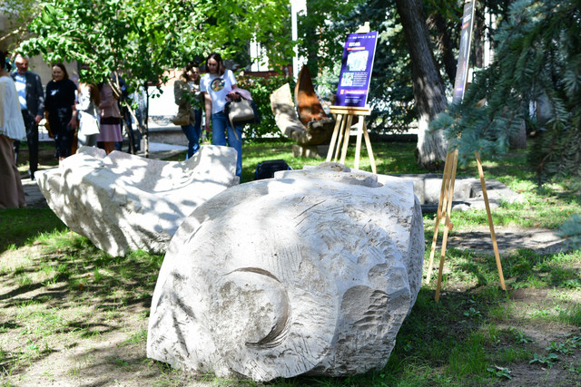 FOTO | Zece sculpturi urbane au fost amenajate în curtea Muzeului Național al Literaturii Române