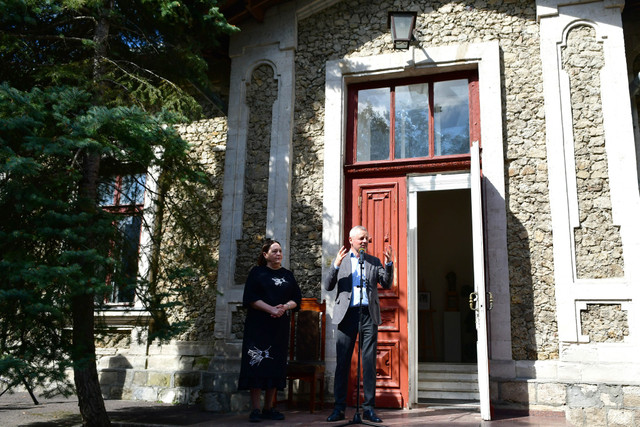 FOTO | Zece sculpturi urbane au fost amenajate în curtea Muzeului Național al Literaturii Române