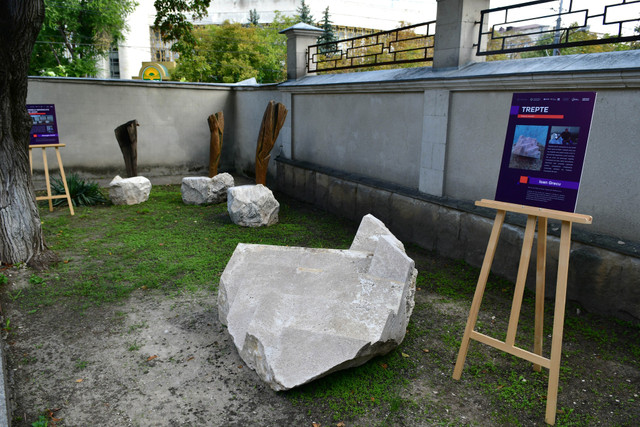 FOTO | Zece sculpturi urbane au fost amenajate în curtea Muzeului Național al Literaturii Române