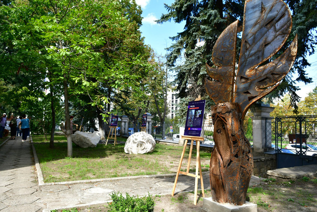 FOTO | Zece sculpturi urbane au fost amenajate în curtea Muzeului Național al Literaturii Române