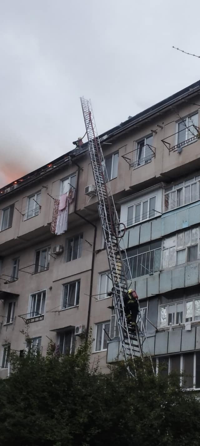 FOTO | Opt echipaje de pompieri luptă cu un incendiu puternic izbucnit la un bloc din Chișinău. Locatarii au fost evacuați